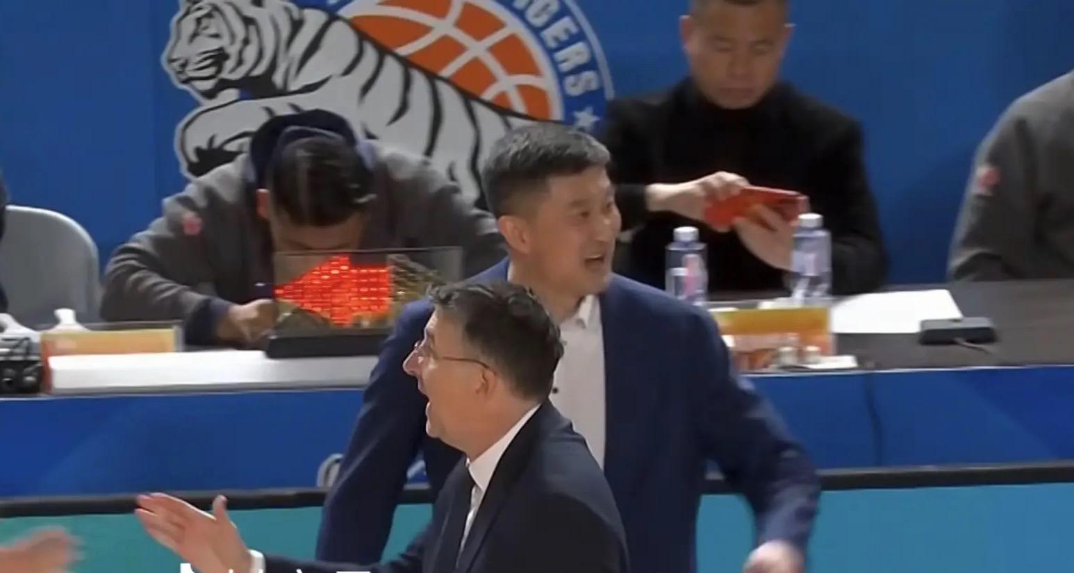 广东3消息！杜锋被批输球后还在笑，徐杰最新伤情，萨林杰被劝退